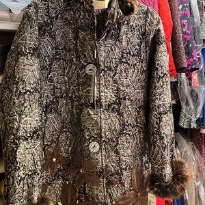 Gorgeous coat w hood fur trim fur lining medium